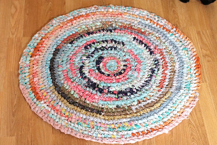 The finished 30" diameter rug.