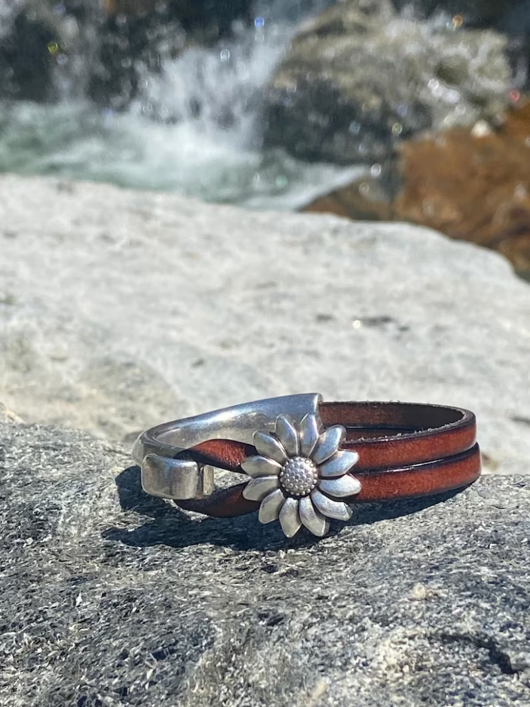 Leather daisy bracelet