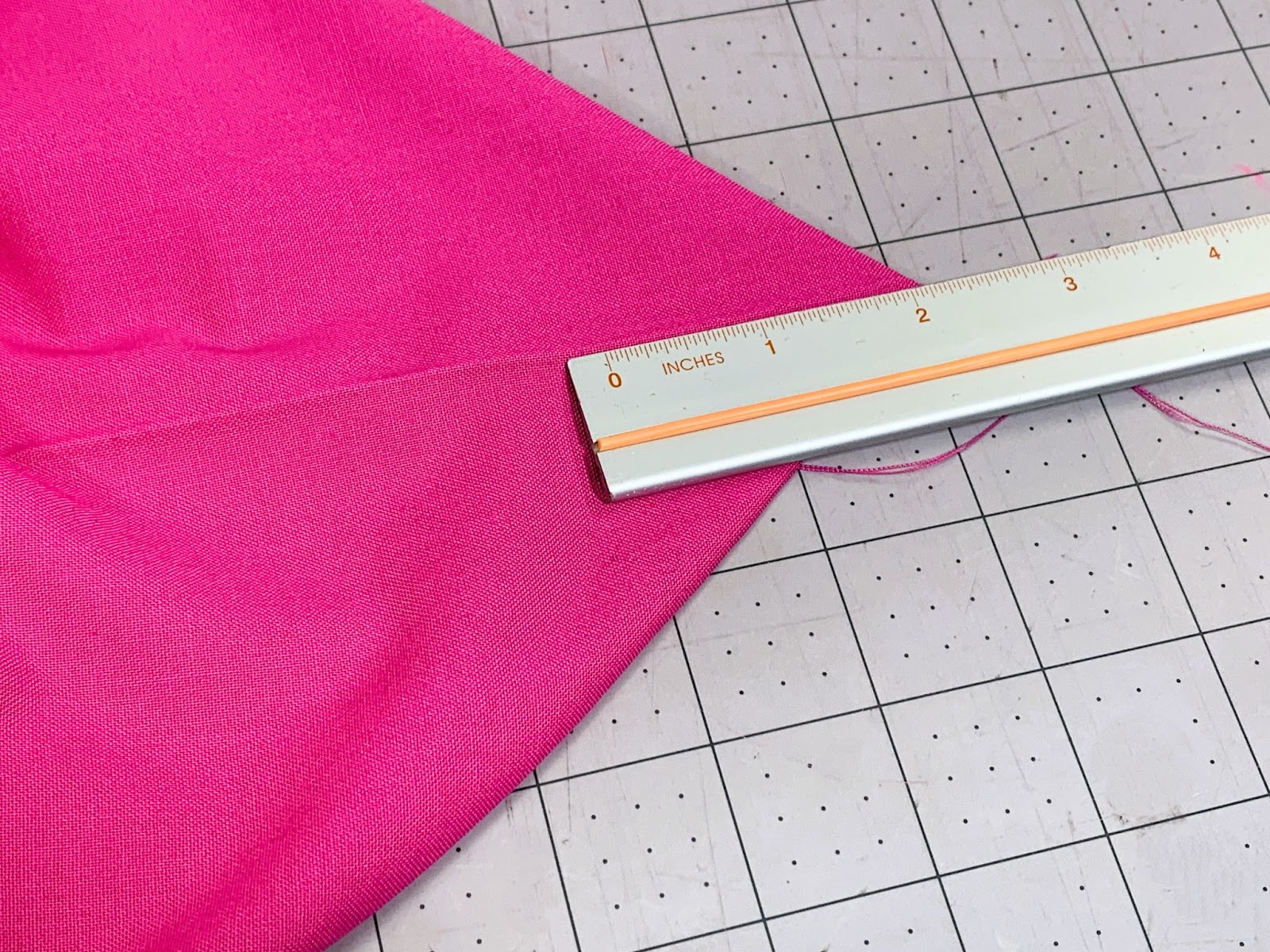 measuring the corners of the lining fabric
